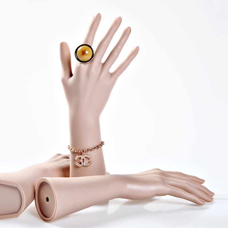 Mains de mannequin féminines i - Body Jewelry Plus avis et prix