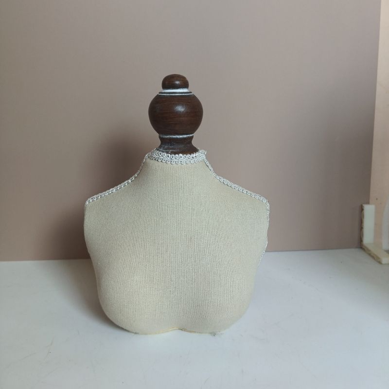 Modèle de mannequin élégant po - Body Jewelry Holder avis et prix